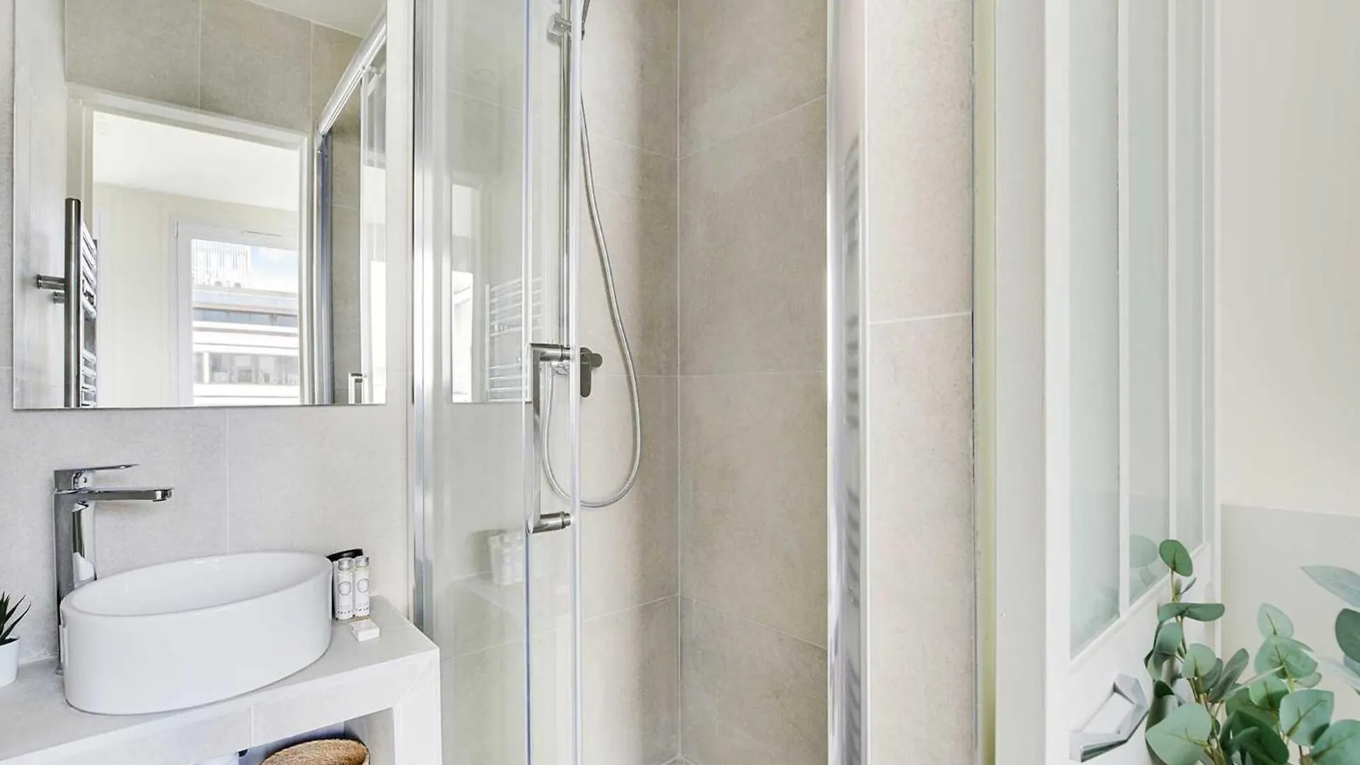 Charming Apartment - 2Br 6P - Faubourg-Du-Roule Paris 0*,  France